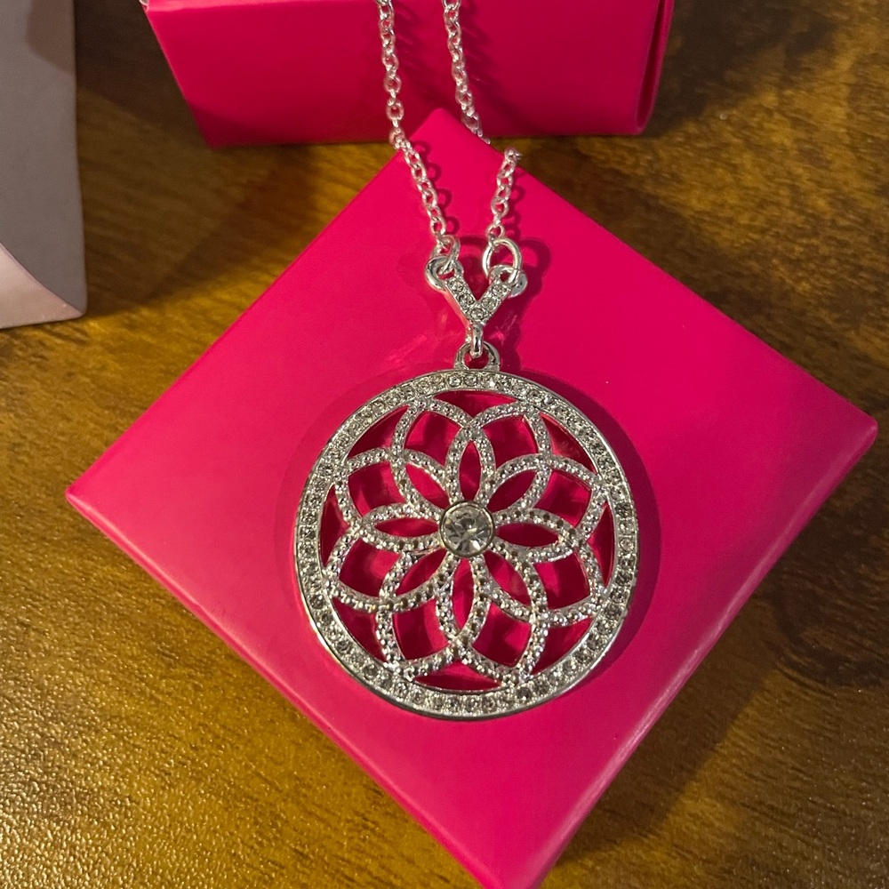 Avon Silver Floral Pendant Necklace